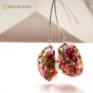 Biżuteria z żywicy z roślinami – piękno natury w biżuterii handmade.