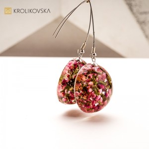 Biżuteria z żywicy z roślinami – piękno natury w biżuterii handmade.