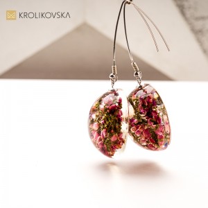 Biżuteria z żywicy z roślinami – piękno natury w biżuterii handmade.