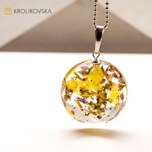 Artystyczna biżuteria z kwiatami – dla kobiet, które kochają naturę.