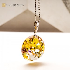Artystyczna biżuteria z kwiatami – dla kobiet, które kochają naturę.