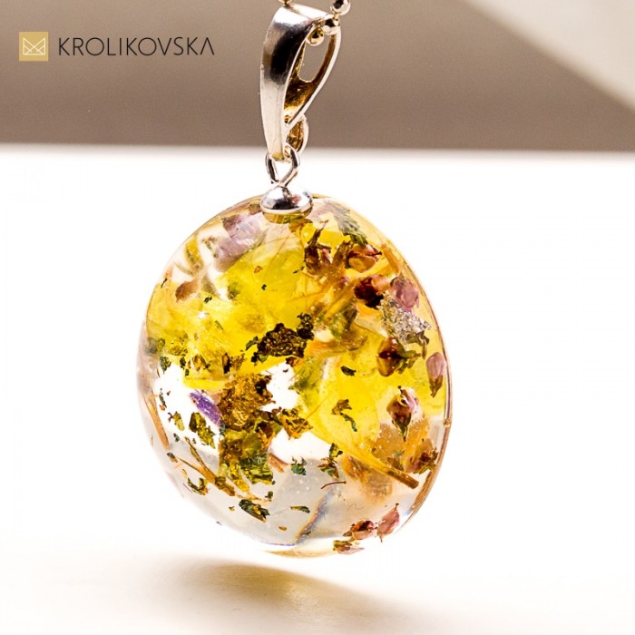 Artystyczna biżuteria z kwiatami – dla kobiet, które kochają naturę.