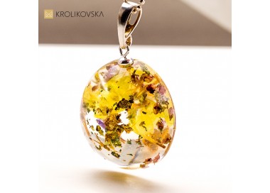 Artystyczna biżuteria z kwiatami – dla kobiet, które kochają naturę.