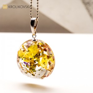 Artystyczna biżuteria z kwiatami – dla kobiet, które kochają naturę.