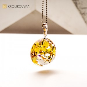 Artystyczna biżuteria z kwiatami – dla kobiet, które kochają naturę.