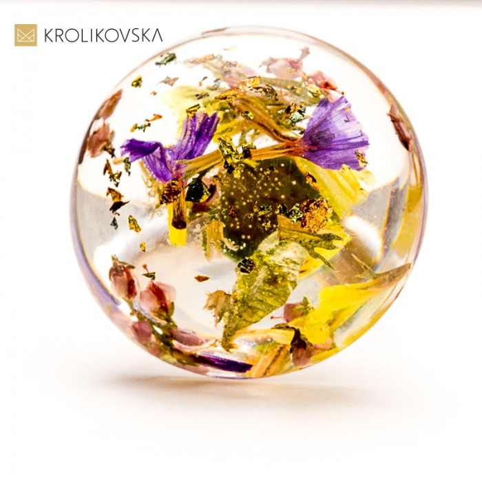 Naturalna biżuteria z żywicy – minimalistyczna elegancja na co dzień.