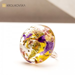Naturalna biżuteria z żywicy – minimalistyczna elegancja na co dzień.