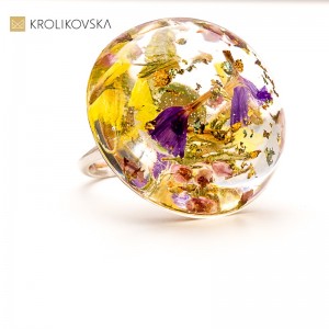 Naturalna biżuteria z żywicy – minimalistyczna elegancja na co dzień.