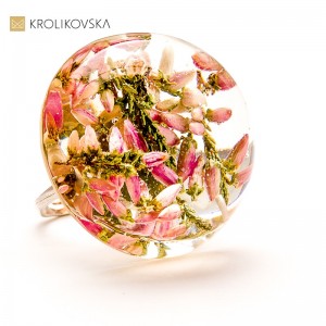 Naturalna biżuteria artystyczna z żywicy – piękno zamknięte w naturze.