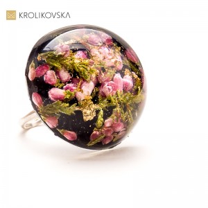 Pierścionek z żywicy z kwiatami – sztuka natury w wyjątkowej formie1