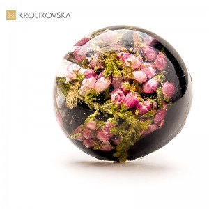 Pierścionek z żywicy z kwiatami – sztuka natury w wyjątkowej formie