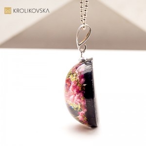 Delikatna biżuteria handmade z zatopionymi roślinami.1