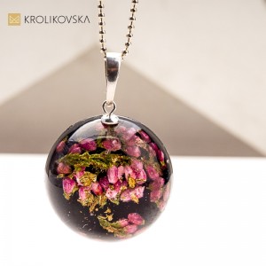 Delikatna biżuteria handmade z zatopionymi roślinami.