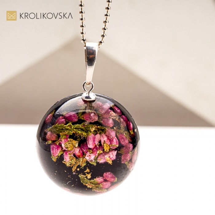 Delikatna biżuteria handmade z zatopionymi roślinami.