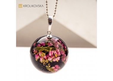 Delikatna biżuteria handmade z zatopionymi roślinami.