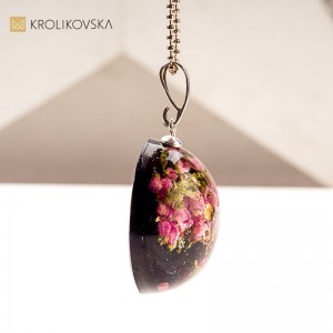 Delikatna biżuteria handmade z zatopionymi roślinami.