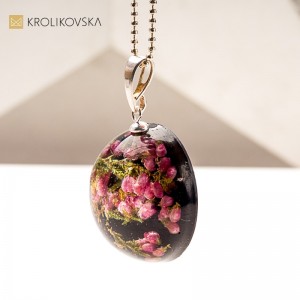 Delikatna biżuteria handmade z zatopionymi roślinami.