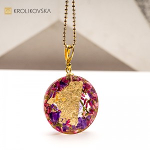 Naszyjnik z żywicy z kwiatami – sztuka natury w wyjątkowej formie1