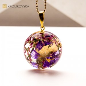 Naszyjnik z żywicy z kwiatami – sztuka natury w wyjątkowej formie