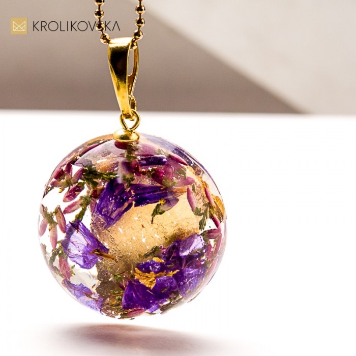 Biżuteria z żywicy z kwiatami – sztuka natury w wyjątkowej formie. Biżuteria z żywicy z kwiatami – sztuka natury w wyjątkowej formie.