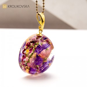 Biżuteria z żywicy z kwiatami – sztuka natury w wyjątkowej formie.1