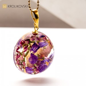 Biżuteria z żywicy z kwiatami – sztuka natury w wyjątkowej formie. Biżuteria z żywicy z kwiatami – sztuka natury w wyjątkowej formie.