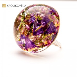 Pierścionek z żywicy i wrzosu – biżuteria z natury na świąteczny czas