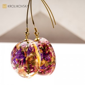 Kolczyki z żywicy – biżuteria z natury na świąteczny czas