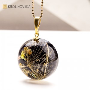 Naszyjnik z żywicy – biżuteria z natury na świąteczny czas