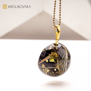 Naszyjnik z żywicy – biżuteria z natury na świąteczny czas Naszyjnik z żywicy – biżuteria z natury na świąteczny czas