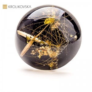 Pierścionek z zatopioną rośliną – wyjątkowy prezent dla żony lub siostry.