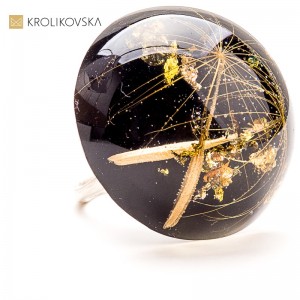 Pierścionek z zatopioną rośliną – wyjątkowy prezent dla żony lub siostry.1