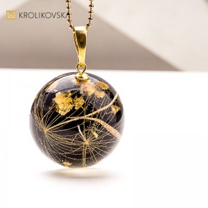 Naszyjnik z żywicy i złoconego srebra – elegancki prezent na Święta