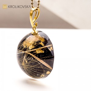 Naszyjnik z żywicy i złoconego srebra – elegancki prezent na Święta