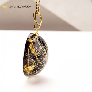 Naszyjnik z zatopionym kwiatem – świąteczna biżuteria dla niej1