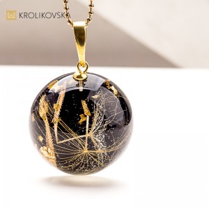 Naszyjnik z zatopionym kwiatem – świąteczna biżuteria dla niej