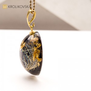 Naszyjnik z kwiatami w żywicy – idealny prezent pod choinkę Naszyjnik z kwiatami w żywicy – idealny prezent pod choinkę