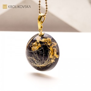 Naszyjnik z kwiatami w żywicy – idealny prezent pod choinkę Naszyjnik z kwiatami w żywicy – idealny prezent pod choinkę