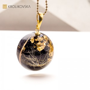 Naszyjnik z kwiatami w żywicy – idealny prezent pod choinkę Naszyjnik z kwiatami w żywicy – idealny prezent pod choinkę