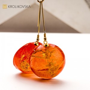 Ręcznie robione kolczyki z żywicy – prezent dla kobiety, która kocha naturę1