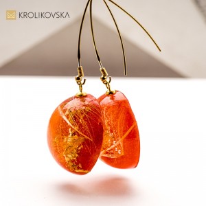 Ręcznie robione kolczyki z żywicy – prezent dla kobiety, która kocha naturę