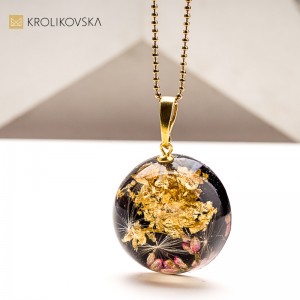 Naturalna biżuteria z żywicy – unikat z roślin na Święta Bożego Narodzenia.