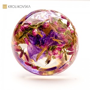 Pierścionek z żywicy z kwiatem – prezent dla niej z sercem1