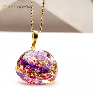 Naszyjnik z żywicy z kwiatem – prezent dla niej z sercem.