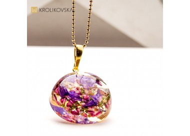 Naszyjnik z żywicy z kwiatem – prezent dla niej z sercem.