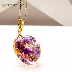 Naszyjnik z żywicy z kwiatem – prezent dla niej z sercem.1