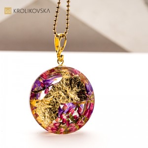 Naszyjnik z żywicy z kwiatem – prezent dla niej z sercem.