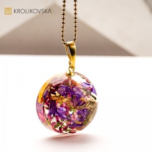 Naszyjnik z żywicy z kwiatem – prezent dla niej z sercem.