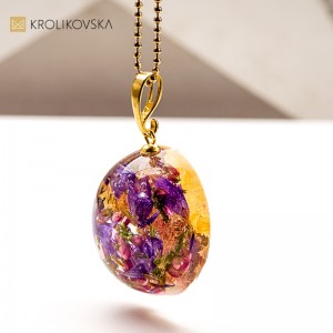 Naszyjnik z żywicy z kwiatem – prezent dla niej z sercem.