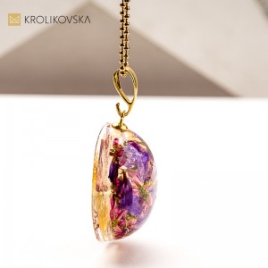 Naszyjnik z żywicy z kwiatem – prezent dla niej z sercem.